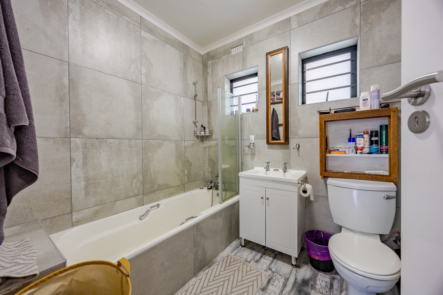 6 Bedroom Property for Sale in Flamingo Vlei Western Cape